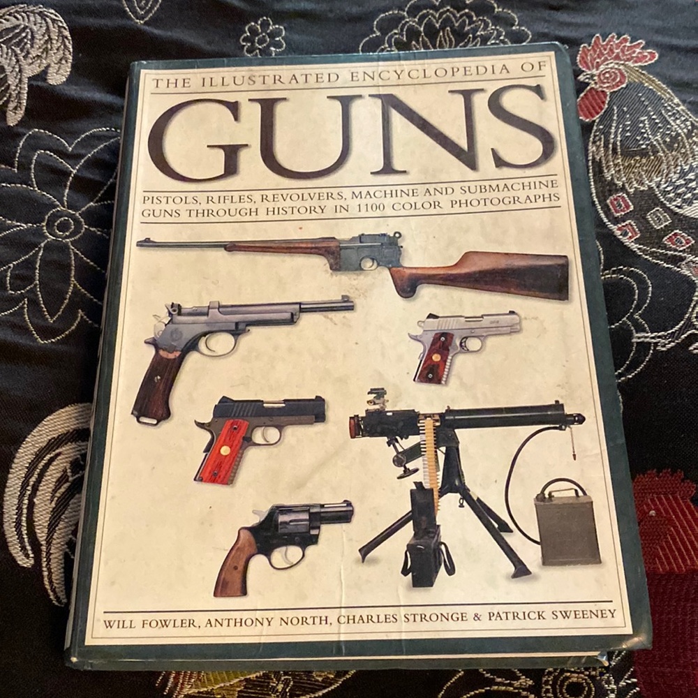 The illustrated Encyclopedia of Guns Historical Book